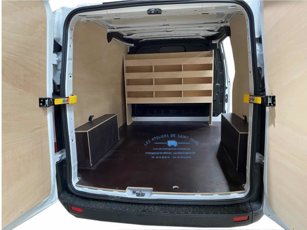 aménagement avec habillage en bois avec étagère contre cloison