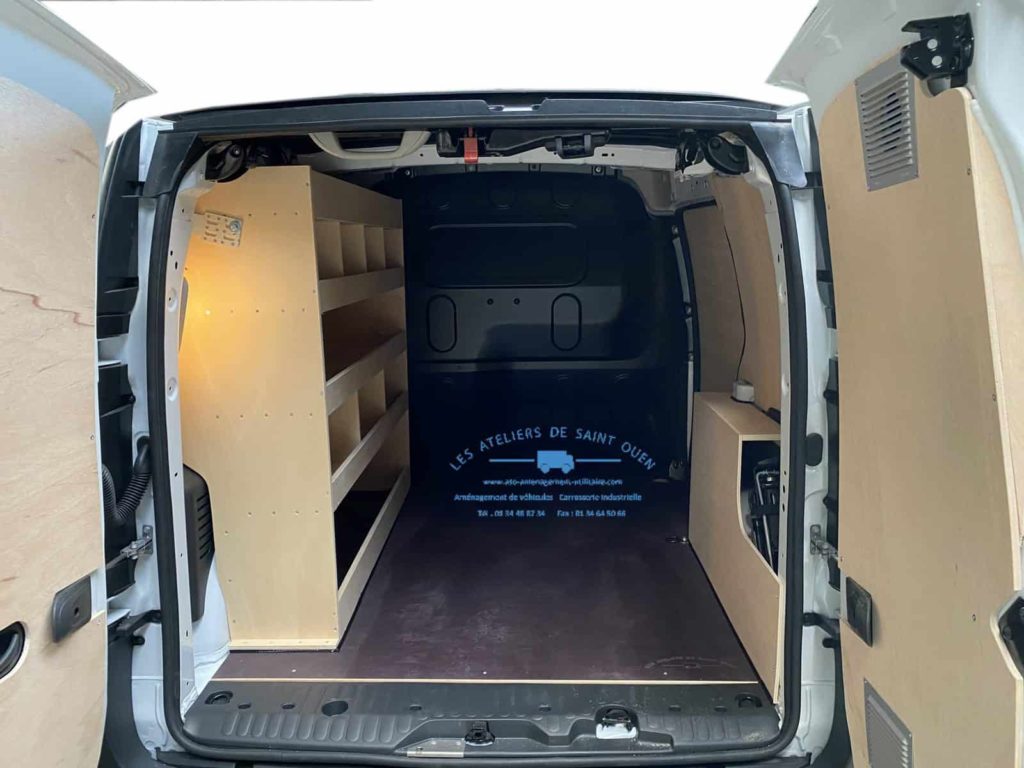 aménagement avec habillage en bois avec étagère gauche et grille aération