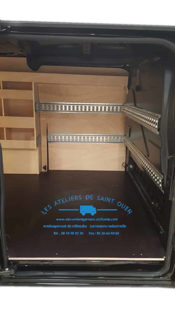 aménagement avec habillage en bois rail arrimage universel et étagère en bois