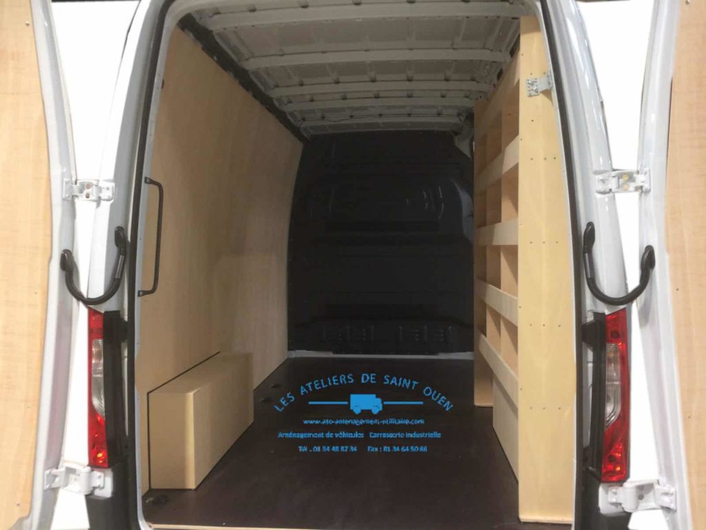 aménagement avec habillage en bois avec étagère droite et grille aération