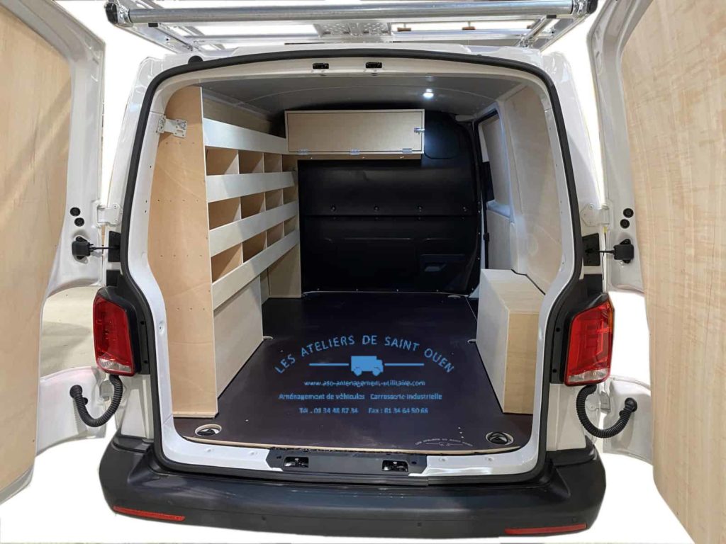 aménagement avec habillage en bois avec étagère gauche avec galerie en aluminium