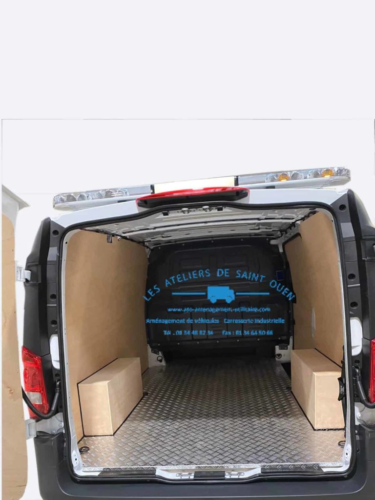 aménagement avec habillage en bois avec gyrophare