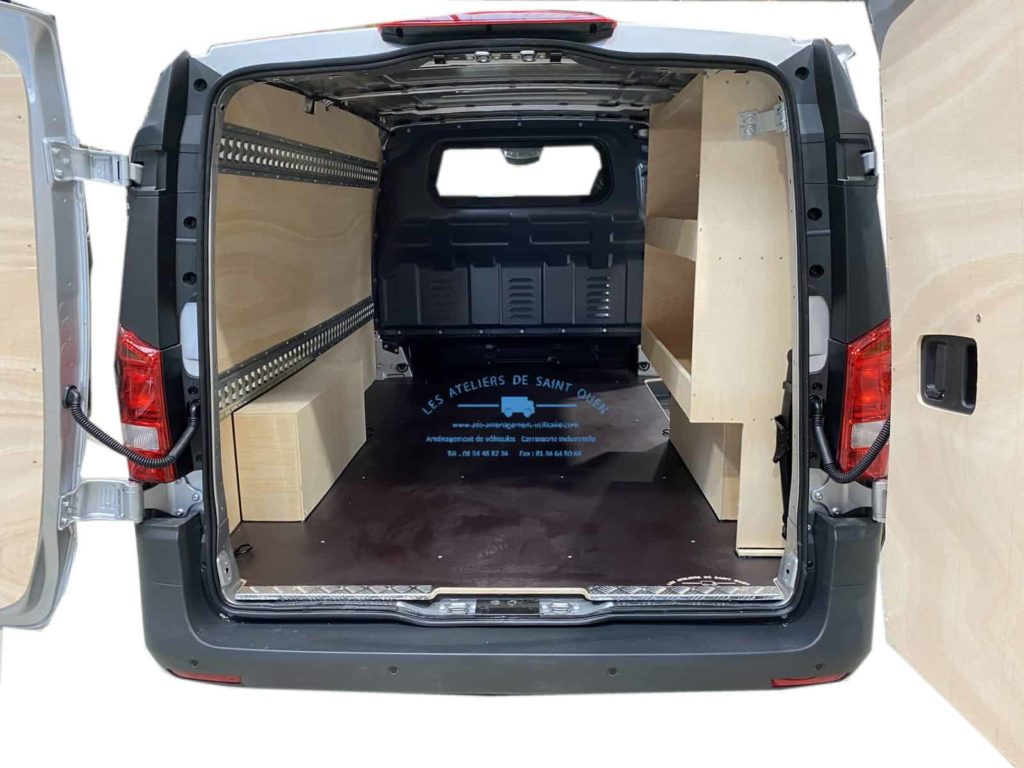 aménagement avec habillage en bois étagère droite et rail arrimage universel