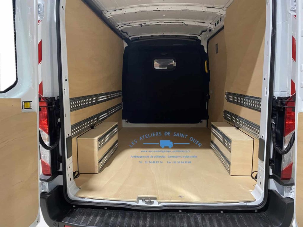 aménagement avec habillage en bois avec rail arrimage universel sur coté droit et gauche avec grille aération