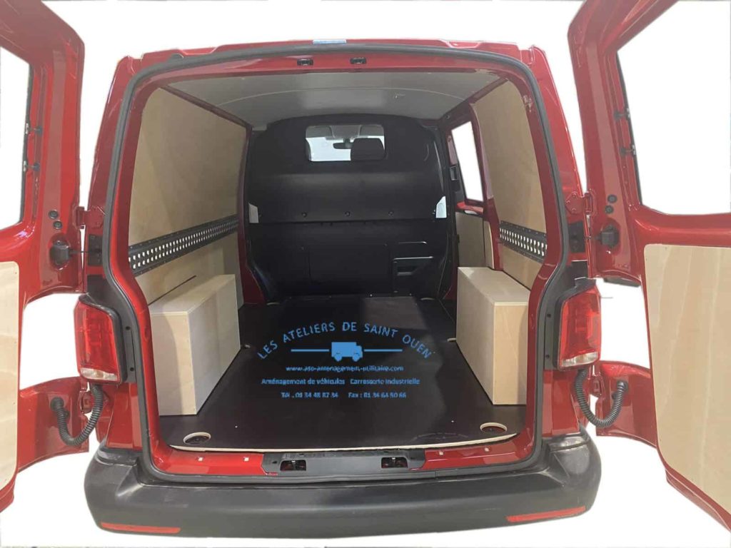 aménagement avec habillage en bois avec rail arrimage universel sur coté droit et gauche avec grille aération avec t6