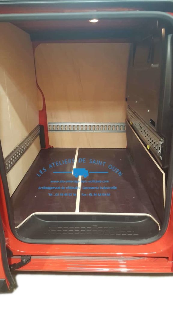 aménagement avec habillage en bois avec rail arrimage universel sur coté droit et gauche avec grille aération avec t6