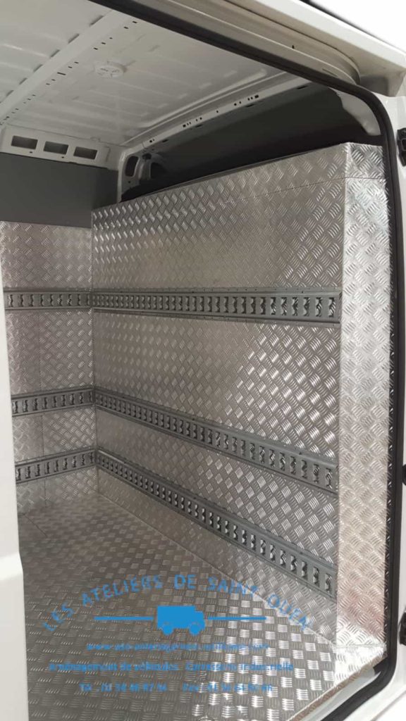 aménagement avec habillage en aluminium avec rail arrimage universel et serrure mul-t-lock avec porte en polypropylène