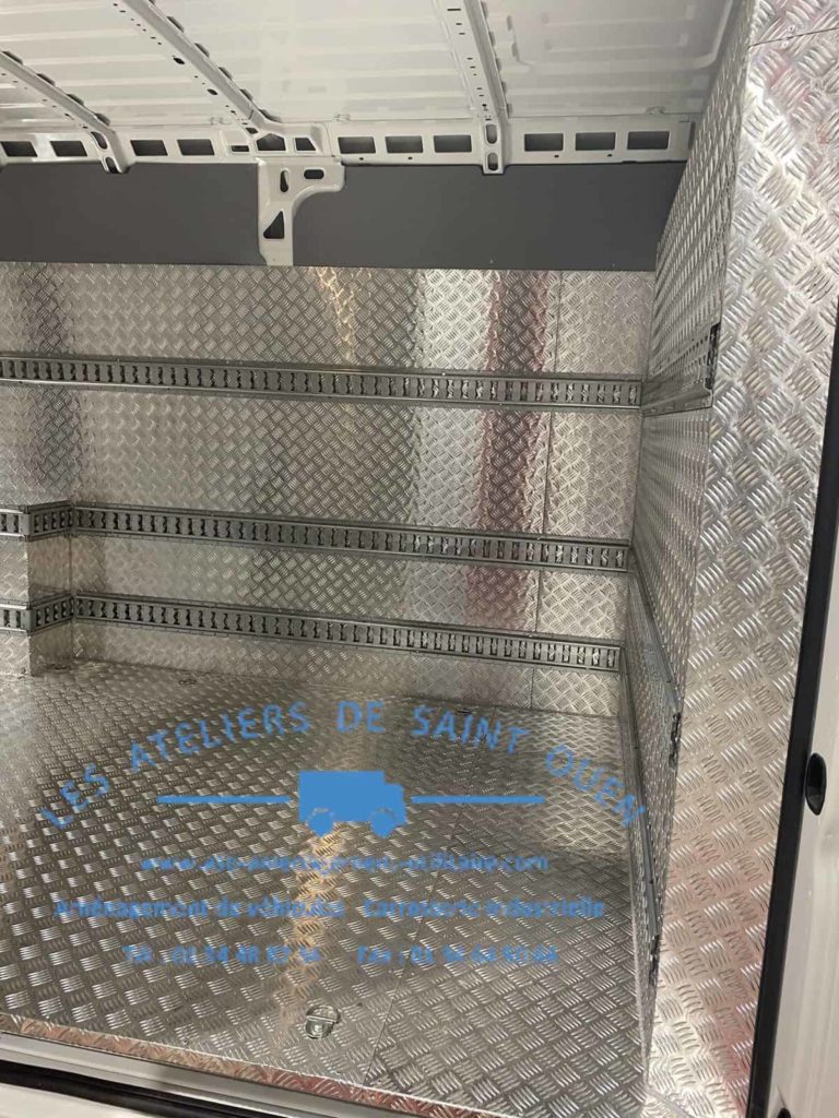 aménagement avec habillage en aluminium avec rail arrimage universel