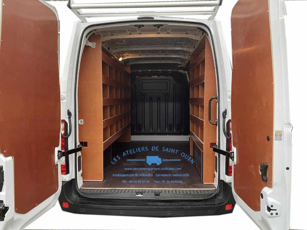 aménagement avec habillage en bois contreplaqué filmé avec étagère gauche et droite avec galerie