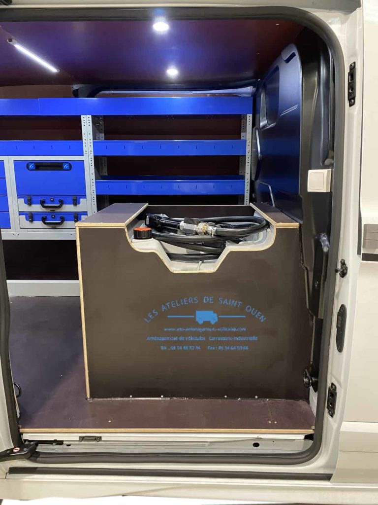 aménagement fourniture et pose cuve ravitailleur 220 litres avec étagère gauche en en bois contre plaqué anti dérapant