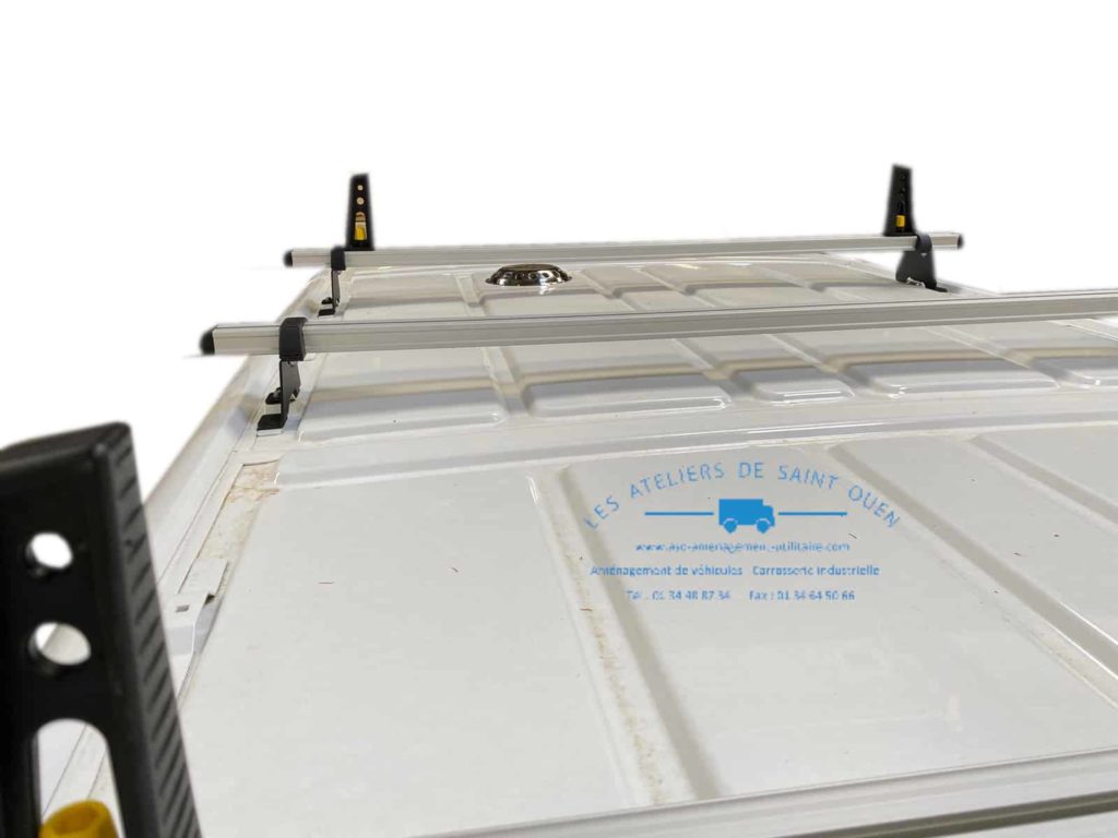 fourgon peugeot expert équipé de barres de toit pour chargement et d'un aérateur extra plat en inox sur le pavillon