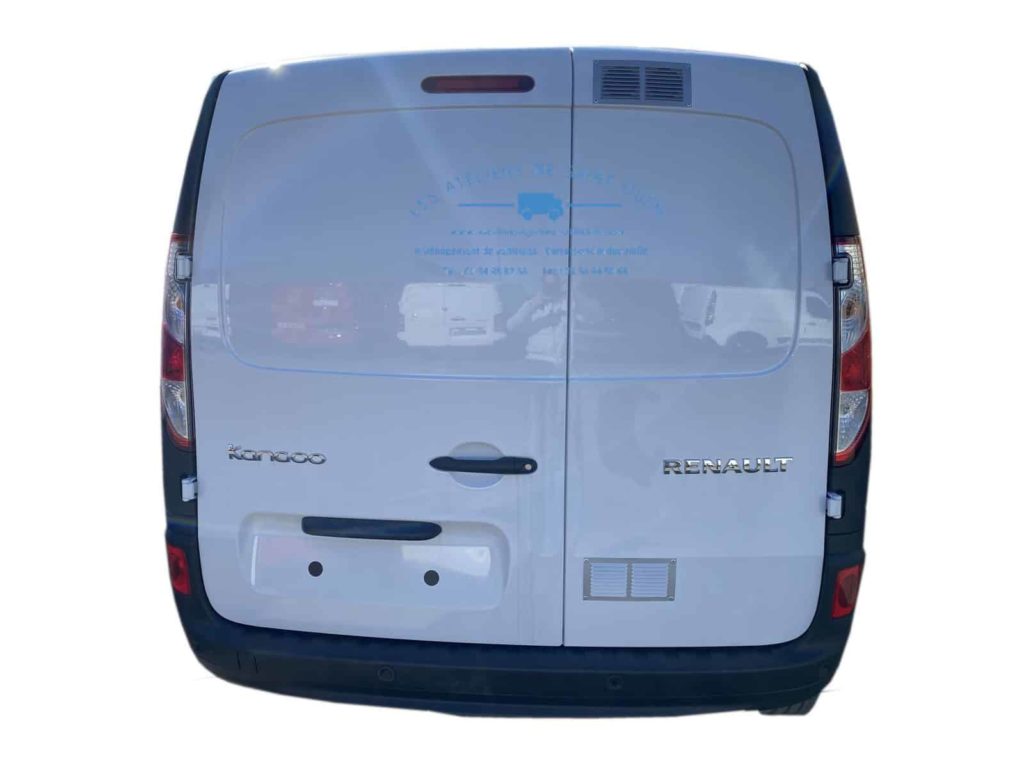 fourgon renault kangoo équipé de grille de ventilation arrière