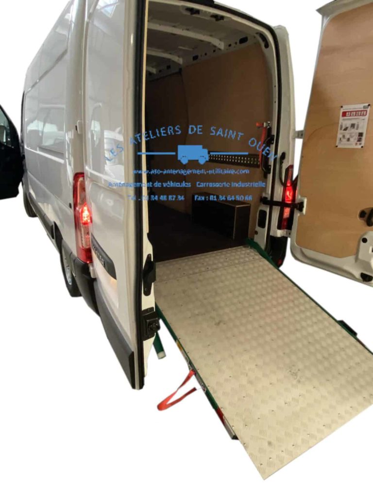 Fourniture et pose d'une rampe de chargement repliable pour renault master avec habillage en bois et rail universel