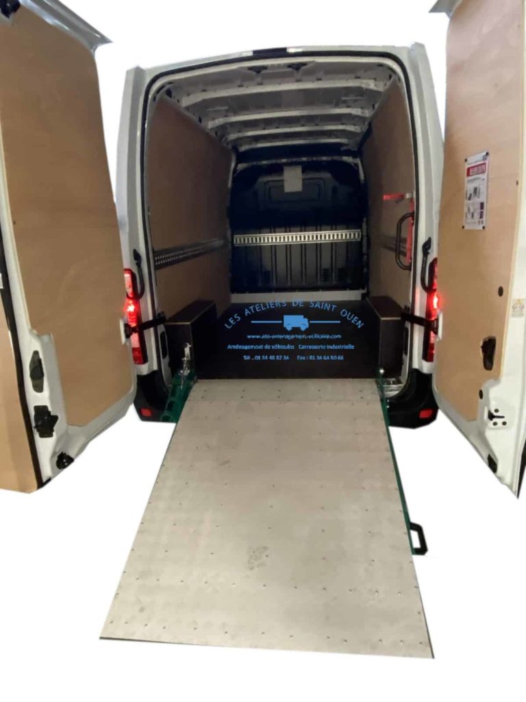 Fourniture et pose d'une rampe de chargement repliable dans renault master avec kit habillage bois avec rail universel
