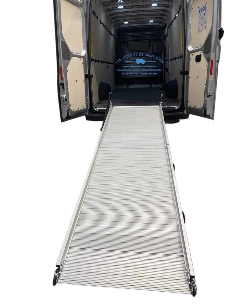 Fourniture et pose d'une rampe de chargement repliable