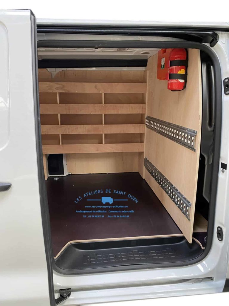 Fourniture et pose d'un habillage en bois contreplaqué avec plancher antidérapant avec protection contre cloison en contreplaqué équipé de rail universel extincteur et mallette premier secours avec étagère gauche