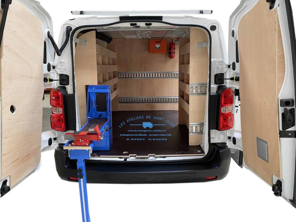 Fourniture et pose d'un habillage en bois contreplaqué avec plancher antidérapant avec protection contre cloison en contreplaqué équipé de rail universel extincteur et mallette premier secours avec étagère gauche et barre de toit