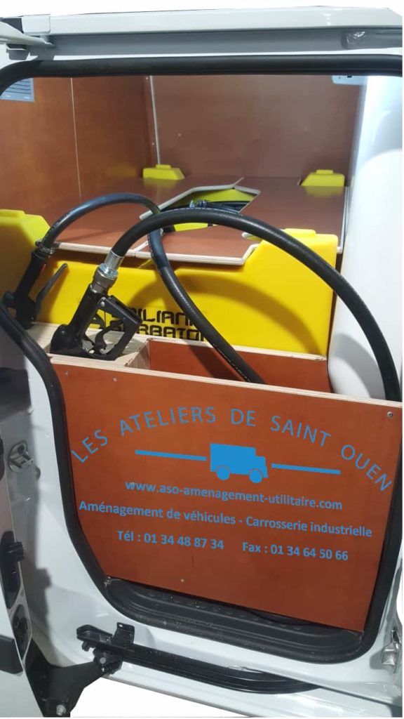 Fourniture et pose d'un véhicule ravitailleur de carburan avec habillage en bois contreplaqué filmé