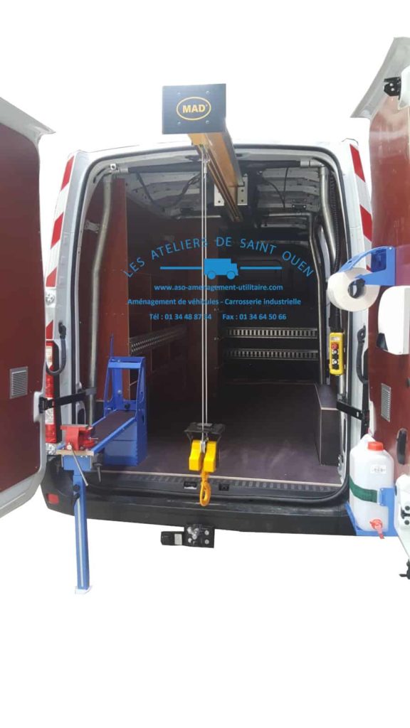 Fourniture et pose habillage en bois contreplaqué filmé avec étagère gauche avec easyload porte étau basculant et rail universels