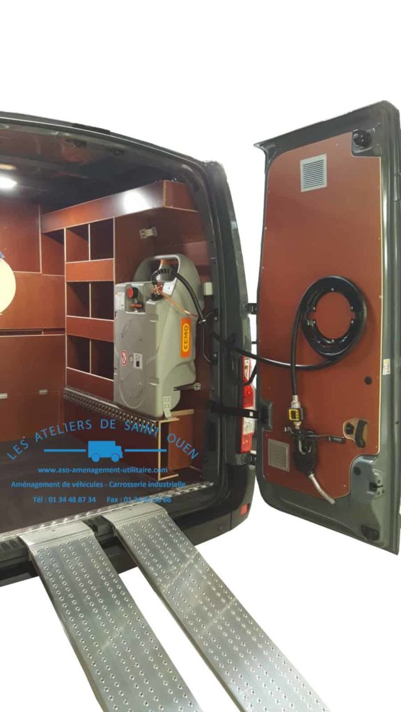 Fourniture et pose habillage en bois en contreplaqué filmé brun avec étagère sur mesure avec ravitailleur carburant