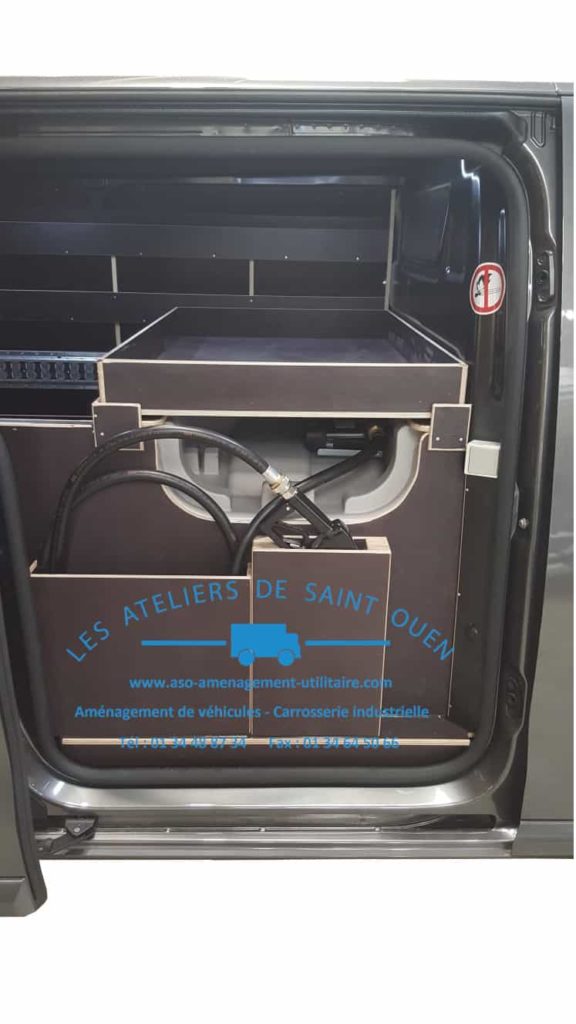 Fourniture et pose d'un véhicule ravitailleur de carburan avec habillage en bois contreplaqué antidérapant