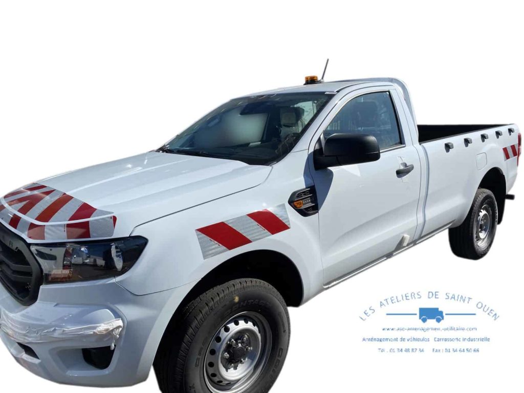 ford ranger avec bande réfléchissantes