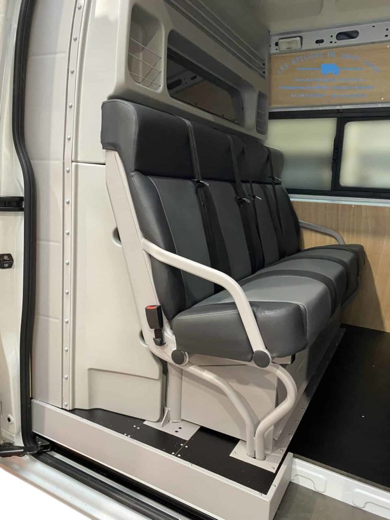 fourniture et pose d'une cabine approfondie avec 4 sièges avec cloison pour renault master