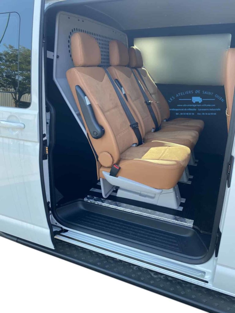 fourniture et pose d'une cabine approfondie avec 3 sièges en cuir avec Alcantara avec habillage+ moquette avec cloison de séparation pour t6