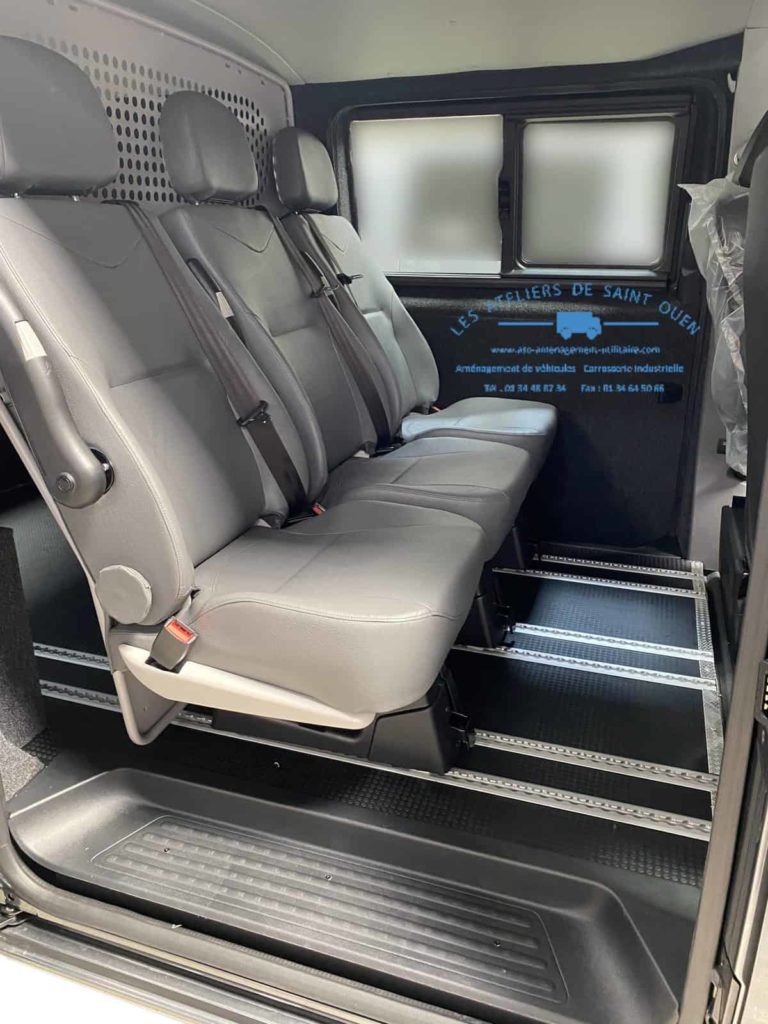 fourniture et pose d'une cabine approfondie pour peugeot expert avec 3 sièges avec habillage+ moquette avec cloison de séparation