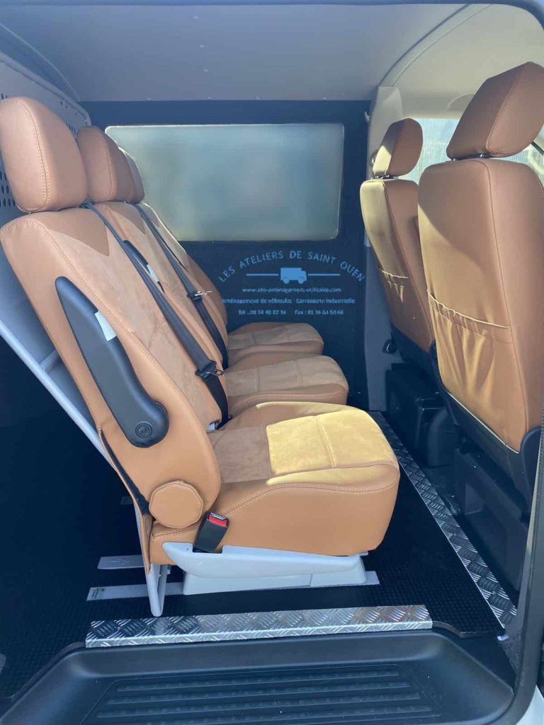 fourniture et pose d'une cabine approfondie avec 3 sièges en cuir avec Alcantara avec habillage+ moquette avec cloison de séparation pour t6