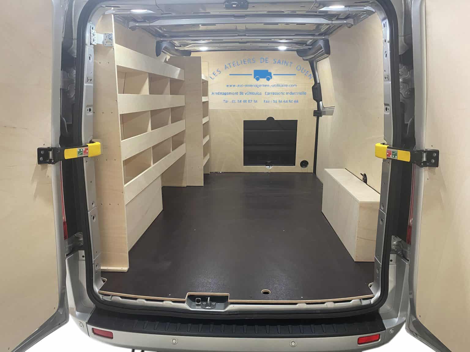amenagement-vehicule-utilitaire-etageres-bois-avec-habillage-plancher