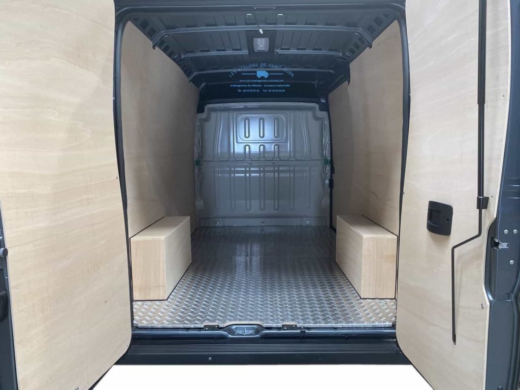 fourniture et pose d'un habillage en bois contreplaqué avec plancher en aluminium