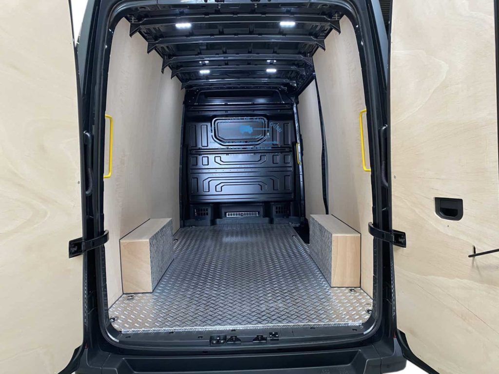 fourniture et pose d'un habillage en bois contreplaqué avec plancher en aluminium