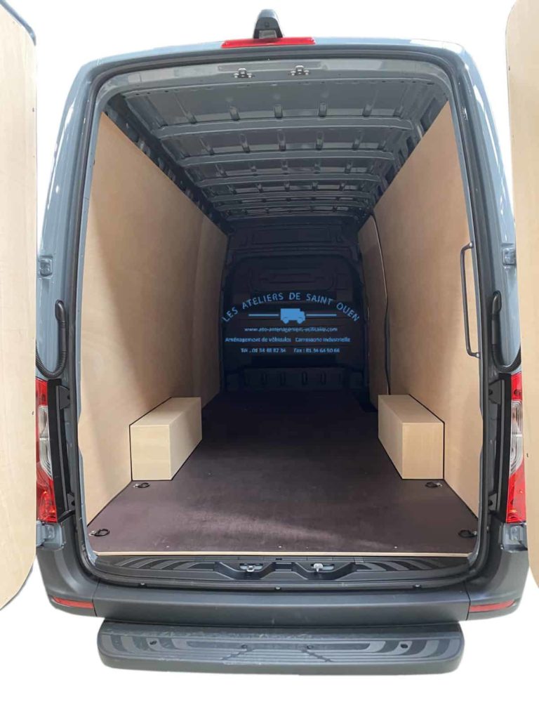fourniture et pose d'un habillage en bois contreplaqué pour mercedes sprinter