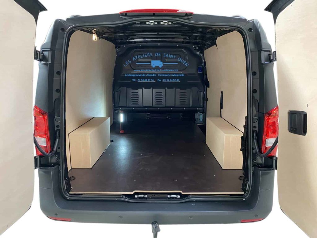 fourniture et pose d'un habillage en bois contreplaqué pour mercedes vito