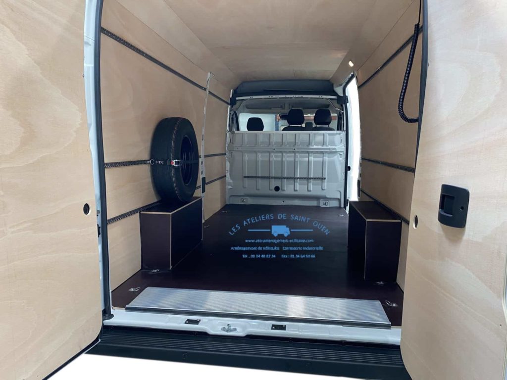 fourniture et pose d'un habillage en bois contreplaqué avec rail aéro pour peugeot boxer