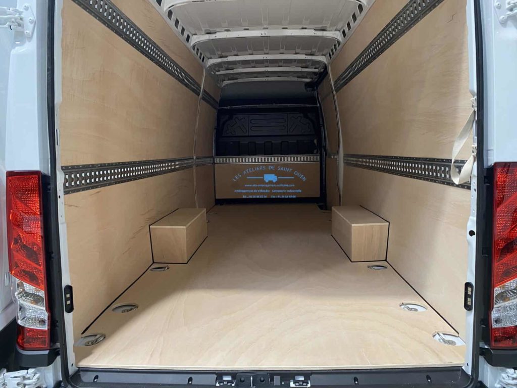 fourniture et pose d'un habillage en bois contreplaqué avec avec rail arrimage universel