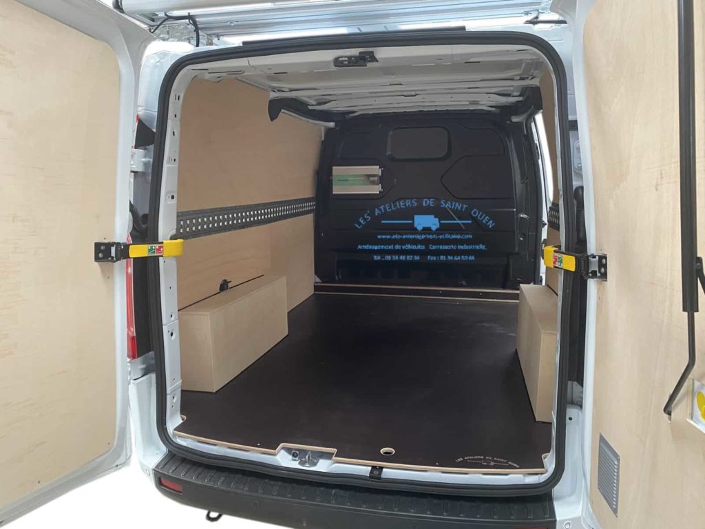 fourniture et pose d'un habillage en bois contreplaqué avec avec rail arrimage universel convertisseur d'énergie et galerie