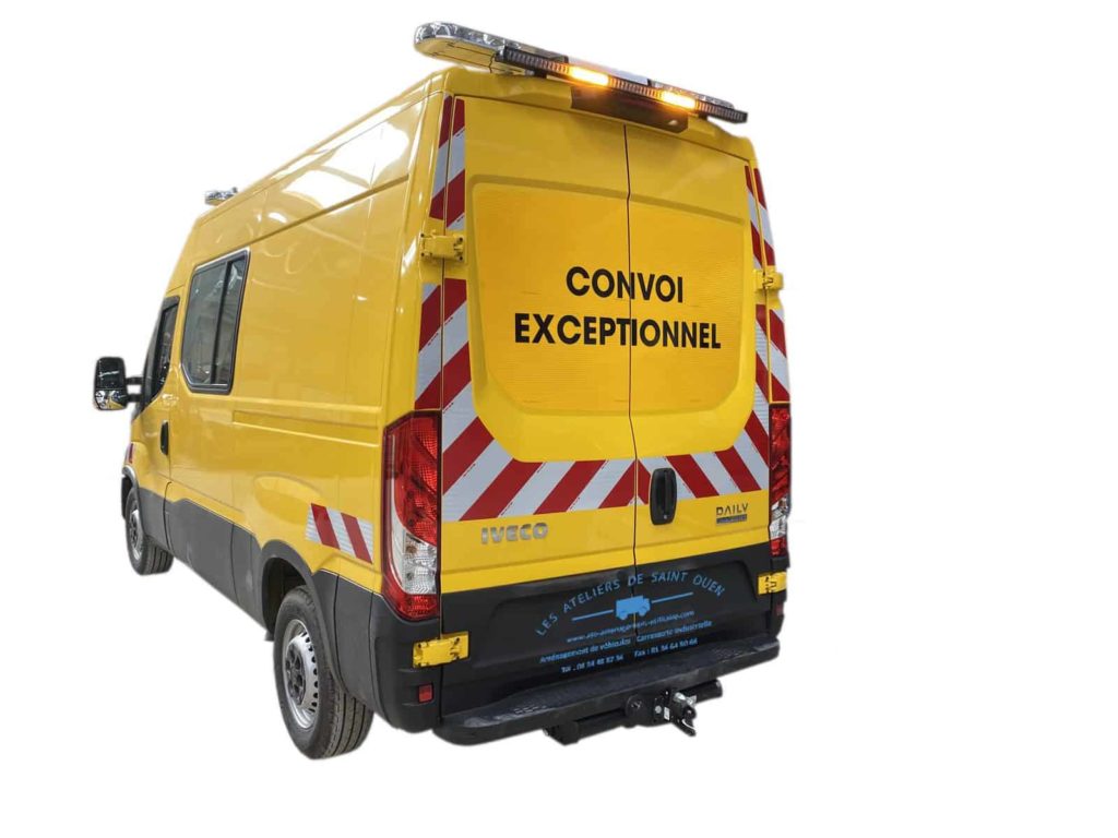 fourniture et pose d'une voiture pilote convoi exceptionnel avec rampe a défilement panneau convoi et bande réfléchissante