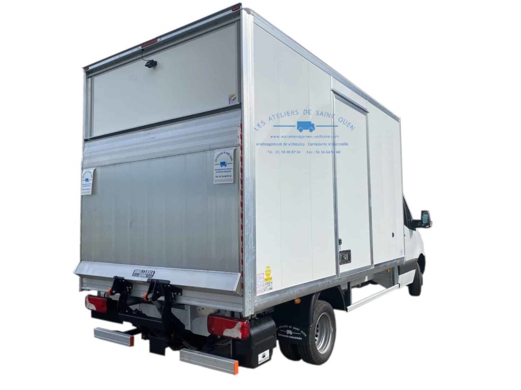 caisse grand volume avec hayon elevateur et caméra de recul