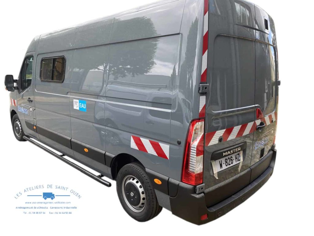 renault master avec bandes réfléchissantes