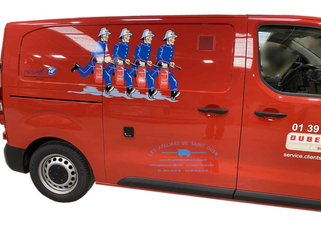 peugeot expert fourgon équipé de grille de ventilation sur portes arrière et porte latérale