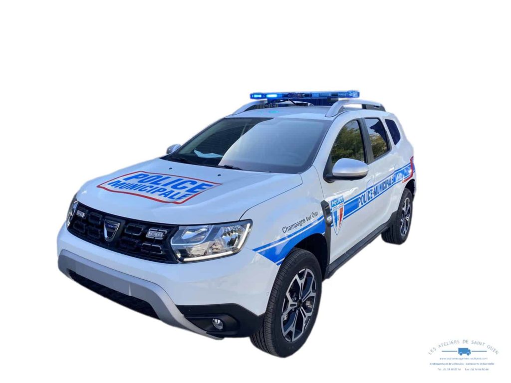 dacia duster en police municipale avec autocollant police gyrophare