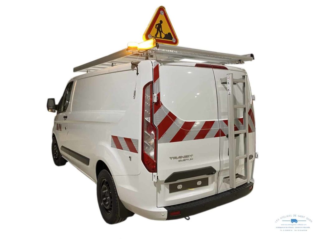 ford transit custom avec galerie et échelle bande réfléchissante et panneau travaux