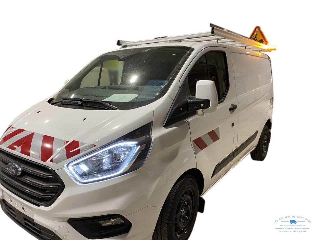 ford transit custom avec kit de bande réfléchissante classe B avec galerie et panneau travaux tri flash