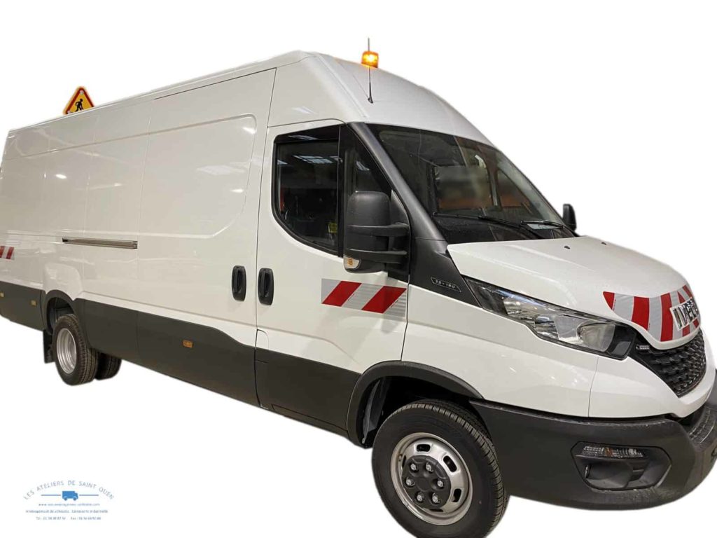iveco daily avec bande réfléchissante et flash led travaux