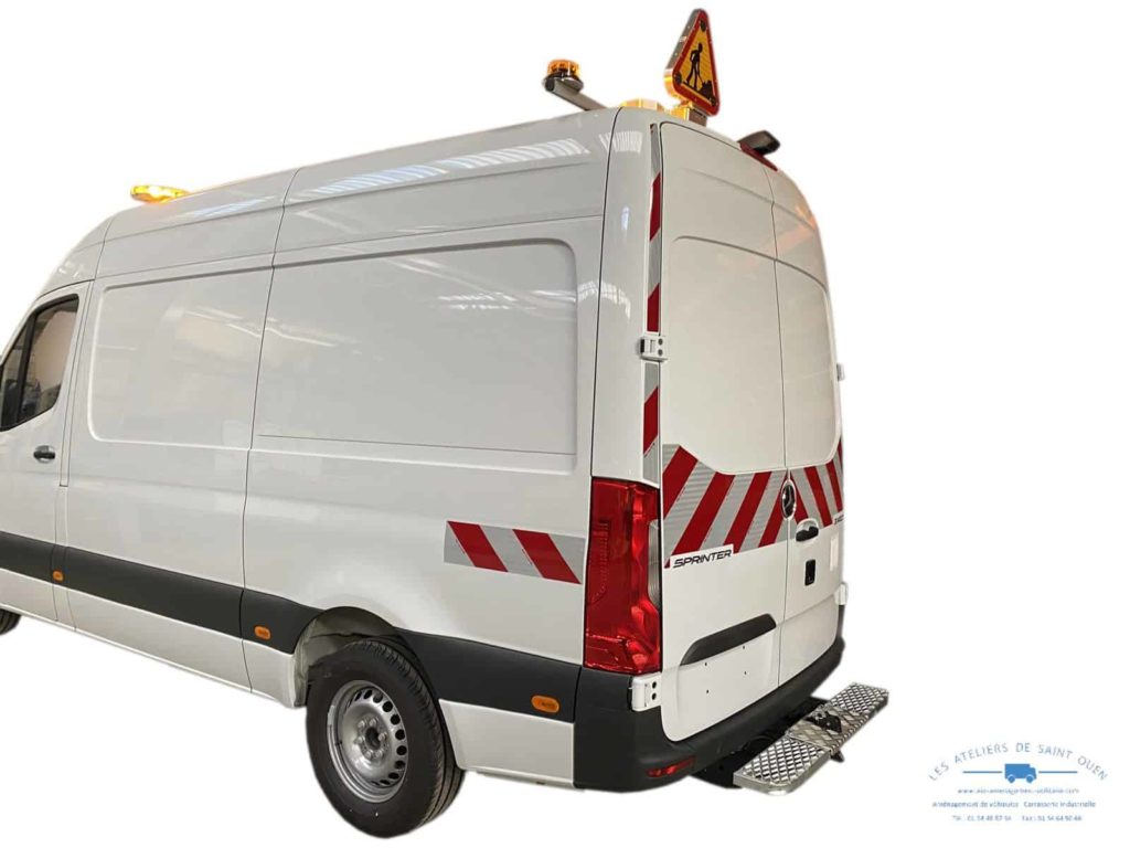 sprinter avec bande réfléchissante et rampe à défilement marche pied, serrure mul-t-lock et panneau travaux led