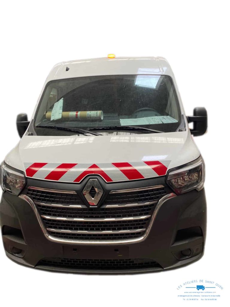 renault master avec bande réfléchissante et gyrophare