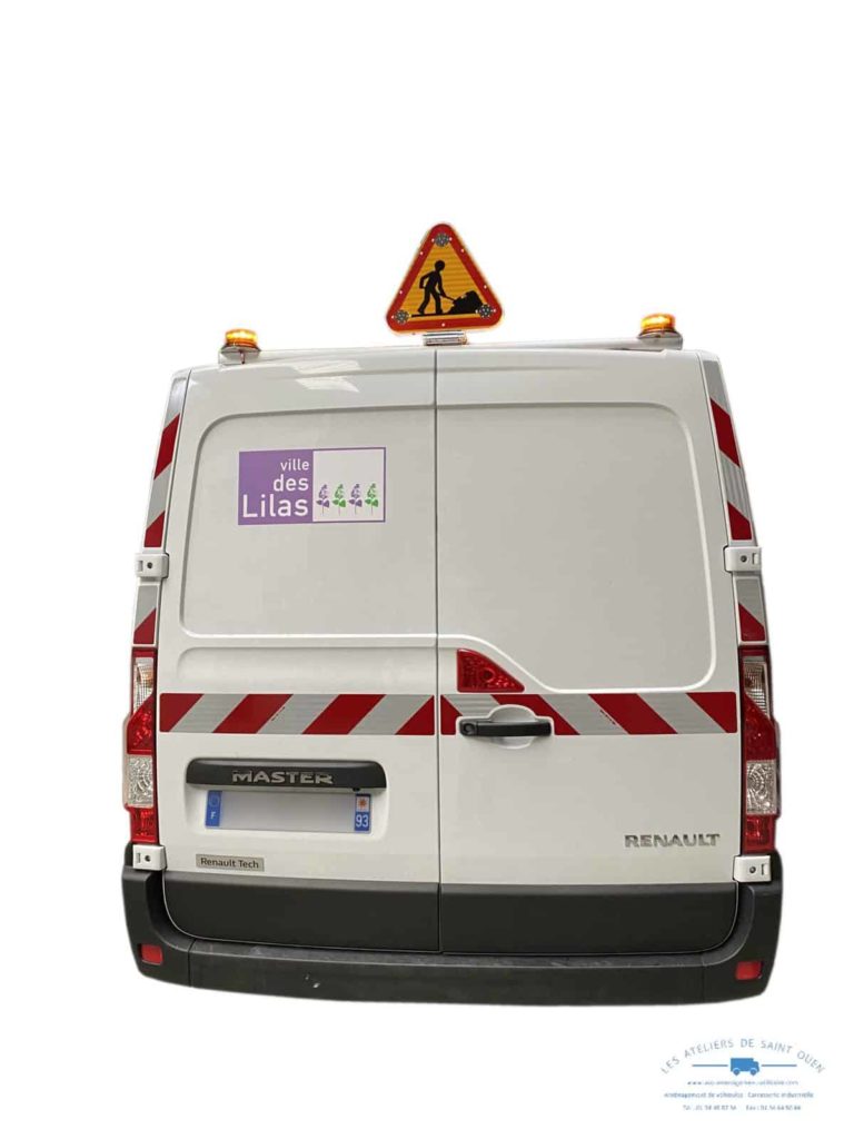 renault master avec bande réfléchissante et panneau travaux led