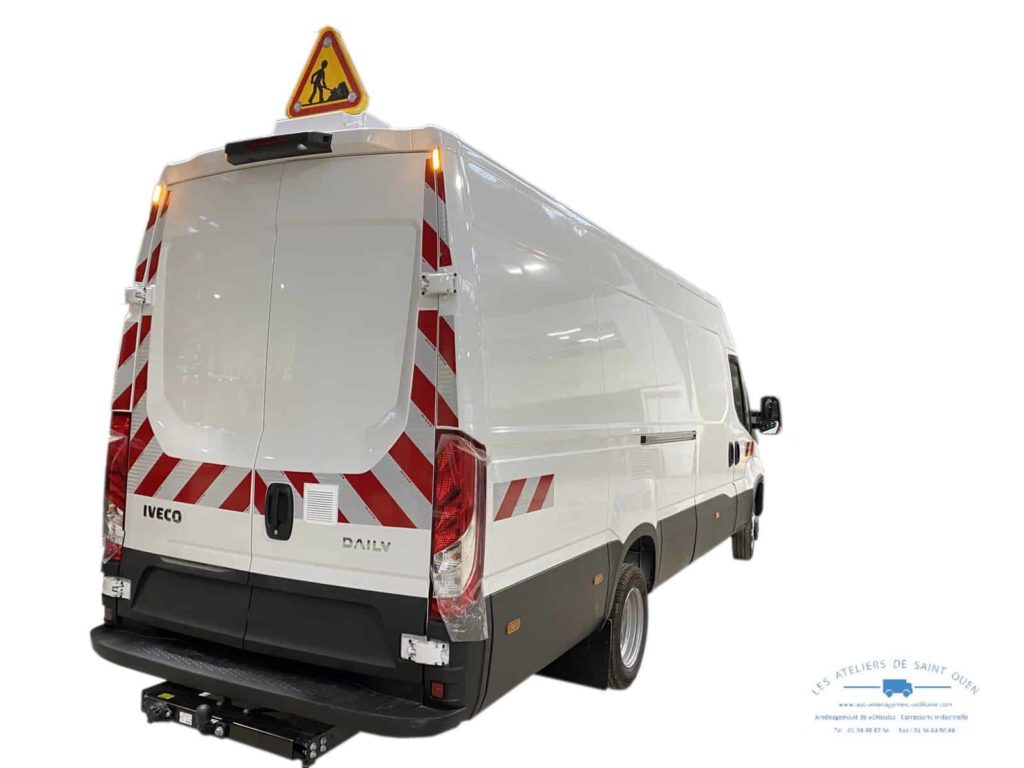 iveco daily avec bande réfléchissante et panneau travaux led electrique